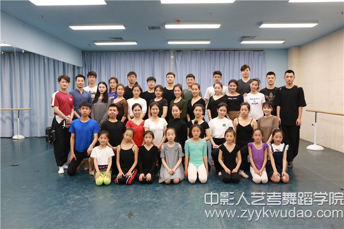 舞蹈體驗(yàn)營(yíng)部分師生合影.jpg