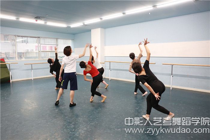 中影人名師指導(dǎo)民間舞課程1.jpg