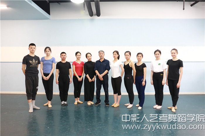 北京舞蹈學(xué)院姜振良教授與體驗(yàn)營(yíng)部分學(xué)員合影.jpg