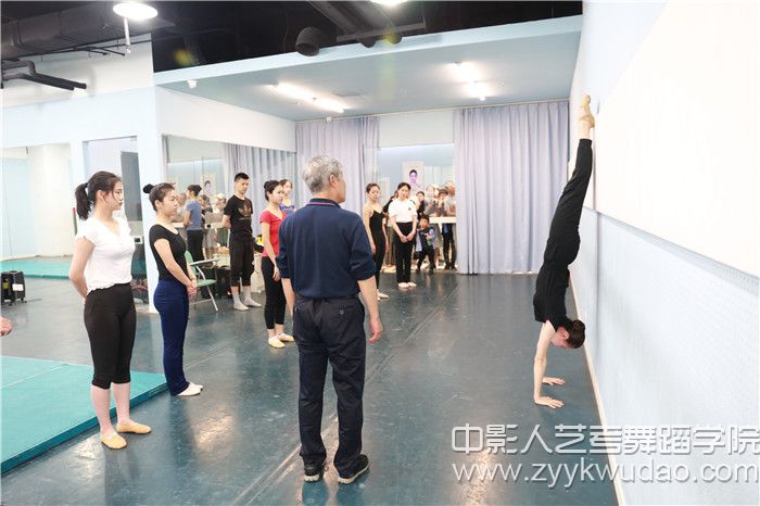 北京舞蹈學(xué)院副教授·北舞附中中國(guó)舞系技術(shù)技巧教研室高級(jí)講師姜振良教授指導(dǎo)授課.jpg