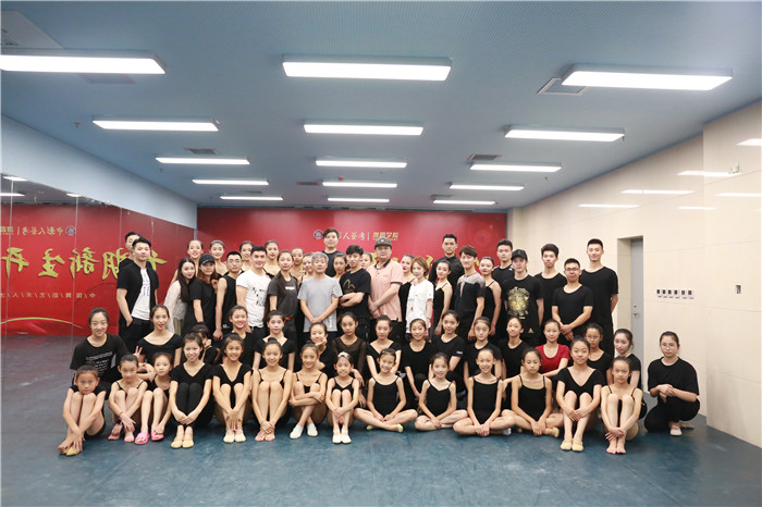 中影人藝考舞蹈學院部分師生合影.jpg