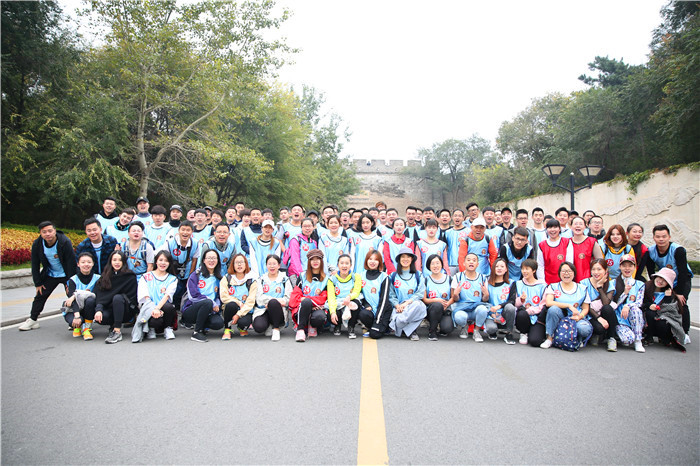 【驚嘆】不到長城非好漢，勇攀高峰中影人！