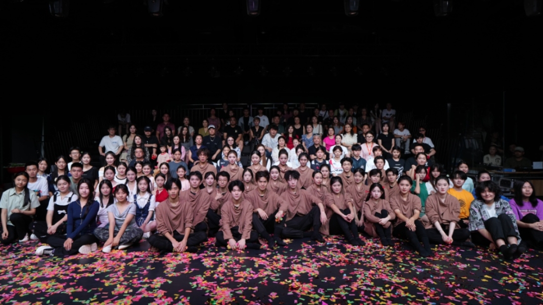 表導舞學苑匯報演出 | 鏡頭隨著理想擺動，將燈光灑在每一個追夢人身上。